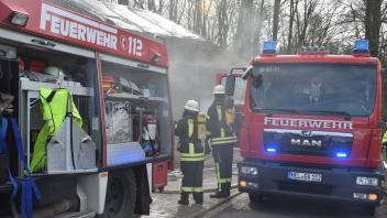 Schwere Gerätschaften kamen beim dritten Einsatz der Feuerwehr Am Waldbrink in Riemsloh zum Einsatz.