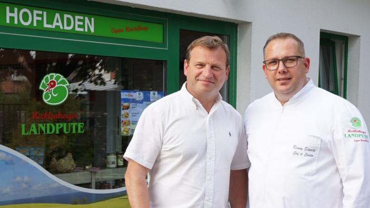 Freuen sich auf die Grillsaison: Geschäftsführer der Mecklenburger Landpute Armin Kremer und Sternekoch Ronny Siewert aus Heiligendamm (v. l.)