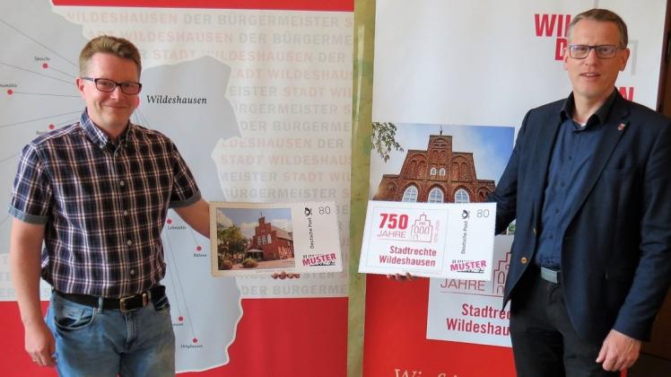 Ideengeber und Medientechnologe Dirk Timmermann (l.) und Bürgermeister Jens Kuraschinski präsentieren die Sondermarken zum Wildeshauser Stadtjubiläum. Ideengeber und Medientechnologe Dirk Timmermann (l.) und Bürgermeister Jens Kuraschinski präsentieren die Sondermarken zum Wildeshauser Stadtjubiläum.