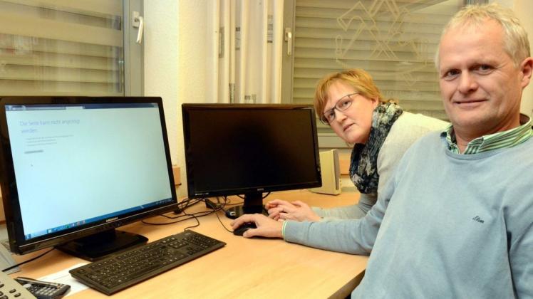 Iris und Manfred Steinemann warten seit mehr als einem halben Jahr auf einen Glasfaseranschluss für ihren Zimmereibetrieb in Neuenkirchen (Landkreis Osnabrück). Die Versprechen der Politik können sie nicht mehr hören. Sie fühlen sich abgehängt. Iris und Manfred Steinemann warten seit mehr als einem halben Jahr auf einen Glasfaseranschluss für ihren Zimmereibetrieb in Neuenkirchen (Landkreis Osnabrück). Die Versprechen der Politik können sie nicht mehr hören. Sie fühlen sich abgehängt.