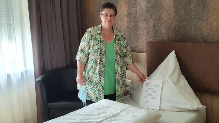Cornelia Baldus-Bollweg (Leiterin des Hotels Baldus) und ihre Mitarbeiter haben schon vor Wochen einen Zettel mit Verhaltenshinweisen für die Gäste in der Corona-Krise auf die Betten gelegt.