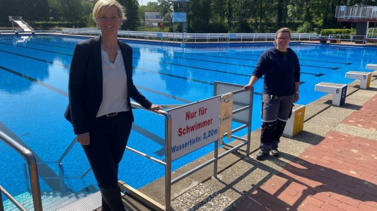 2,20 Meter tief zu tauchen ist nicht Pflicht, ein Absrtand von 1,50 Meter beim Schwimmen zu halten aber wohl. Bürgermeisterin Annette Große-Heitmeyer und Schwimmmeisterin Lara Osthues erläuterten den Badebetrieb unter Corona-Bedingungen.