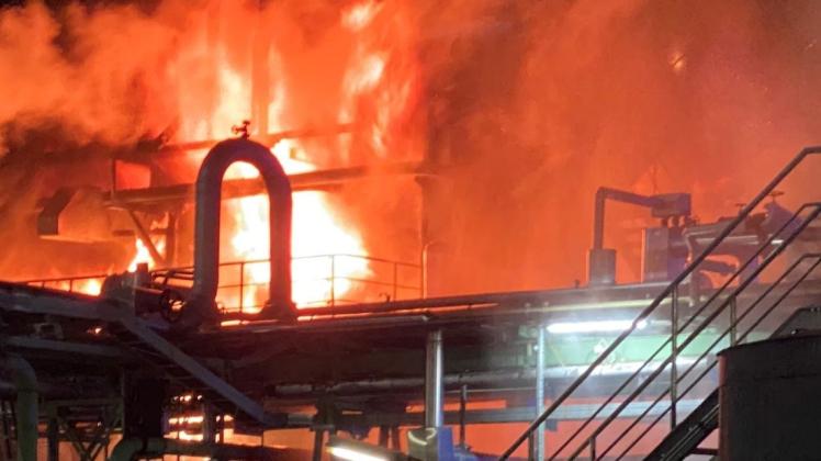 In hellen Flammen stand die Destillationsanlage der Raffinerie in Salzbergen.