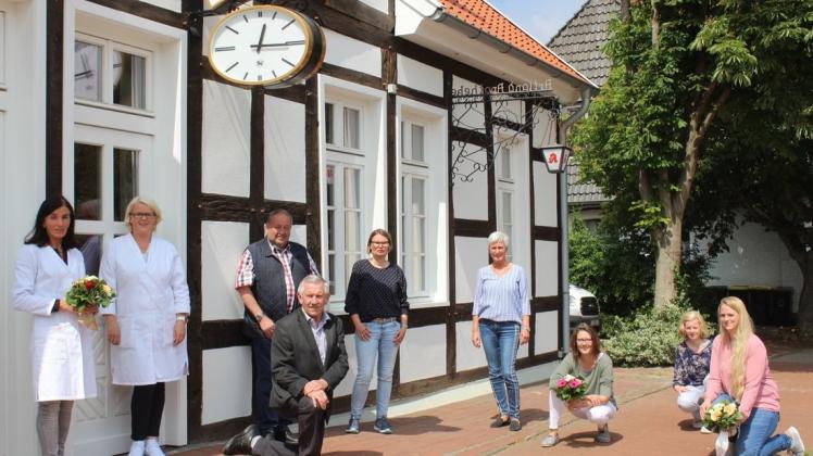 Über die Wiedereröffnung freuen sich die Teams der Artland Apotheke und der Hausarztpraxis, die Bürgermeister Jürgen Kruse und Johannes Heile sowie Apothekerin Susanne Willen (links) und PTA Doris Schmidt (Zweite von links).