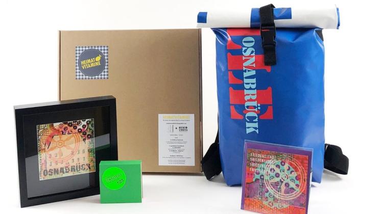 Carepaket für die Lagerhalle: Rucksack, Bierdeckel, Postkarte und Kunstdruck befinden sich in den Paketen, die Simone Brüggemann und Martina Schulte gepackt haben. 