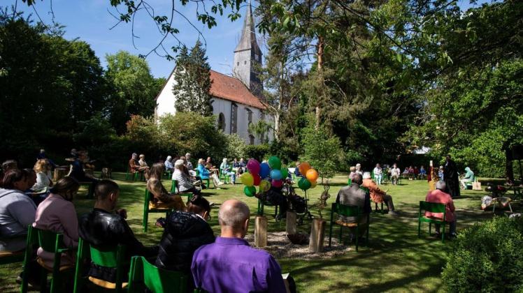 Der Freiluftgottesdienst der evangelischen Kirchengemeinde Alt-Lotte am Pfingstsonntag fand im Garten des alten Pfarrhauses statt.
