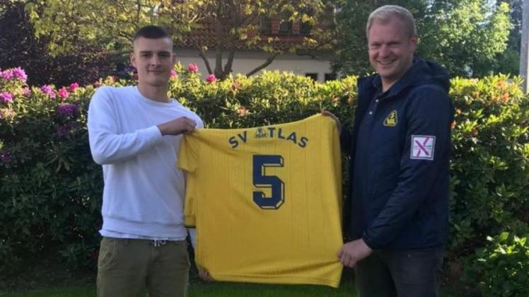 Leistungsfußball-Leiter Bastian Fuhrken vom SV Atlas Delmenhorst präsentierte Luca Liske als Neuzugang – er posierte mit einem Trikot seines Vaters, der schon für den alten SV Atlas gespielt hat. Leistungsfußball-Leiter Bastian Fuhrken vom SV Atlas Delmenhorst präsentierte Luca Liske als Neuzugang – er posierte mit einem Trikot seines Vaters, der schon für den alten SV Atlas gespielt hat.