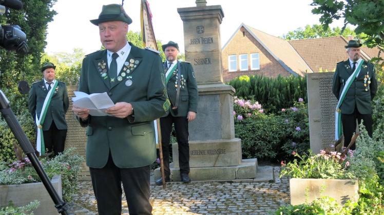 Die Gedenkrede am Ehrenmal, gehalten von Stefan Achteresch, wurde aufgezeichnet und in den Hollensteder Whatsapp-Gruppen gesendet.
