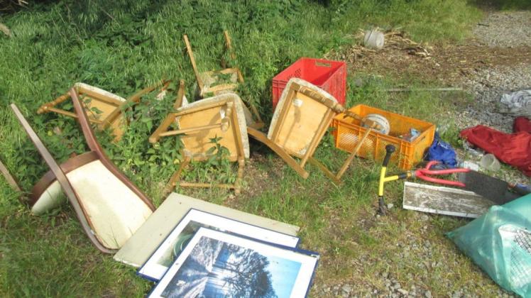 Stühle, Wandbilder und andere Gegenstände haben Unbekannte in Ganderkesee illegal in der Landschaft entsorgt.