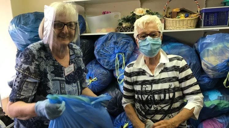 Anita Boom (links) und Freya Thomassek haben schon am ersten Öffnungstag der Kleiderkammer viele Spenden entgegen genommen.