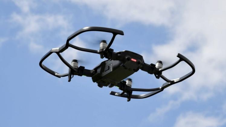 Als fliegende Kamera können Drohnen Aufnahmen aus der Luft machen. Nicht nur professionelle Fotografen nutzen sie, sondern auch Privatleute (Symbolfoto).