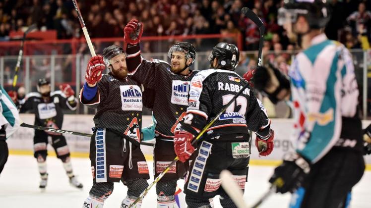 Wollen auch in der kommenden Saison in der Oberliga Nord mächtig jubeln. Wann es für die REC Piranhas in der neuen Spielzeit jedoch aufs Eis geht, ist weiterhin unklar. Der Liga-Start soll erst erfolgen, wenn Zuschauer wieder zugelassen sind. Wollen auch in der kommenden Saison in der Oberliga Nord mächtig jubeln. Wann es für die REC Piranhas in der neuen Spielzeit jedoch aufs Eis geht, ist weiterhin unklar. Der Liga-Start soll erst erfolgen, wenn Zuschauer wieder zugelassen sind.