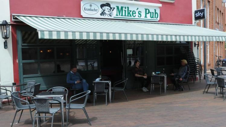 Kurz nach der Wiedereröffnung sitzen am Dienstagnachmittag die ersten Kunden in Mike`s Pub in Meppen.