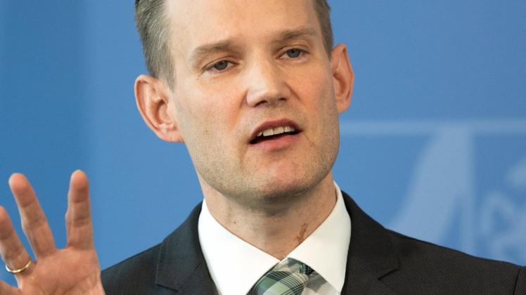 Hendrik Streeck, Direktor des Institut für Virologie an der Uniklinik in Bonn