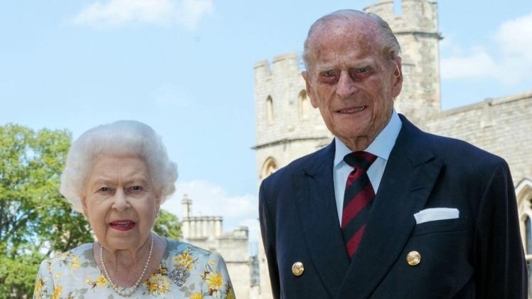 Königin Elisabeth II. von Großbritannien und Prinz Philip, Herzog von Edinburgh, stehen vor dem Schloss Windsor. Prinz Philip ist am Mittwoch 99 Jahre alt geworden.