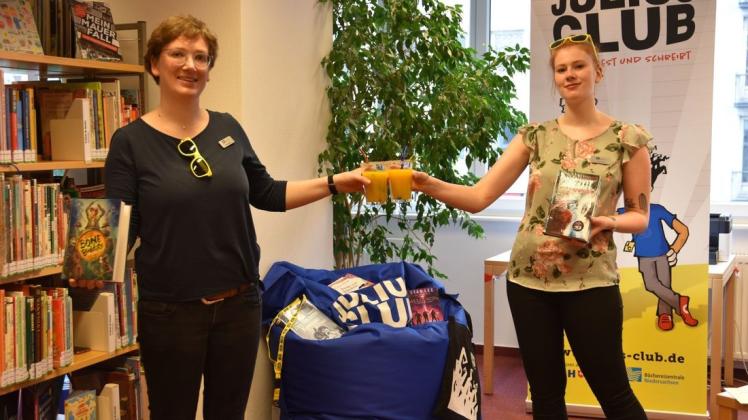 Mit „Mocktail“ und natürlich dem Buch in der Hand: (von links) Ulrike Schönherr und Marla Schmidt haben sich ein abwechslungsreiches Programm für den diesjährigen Julius-Club ausgedacht. Mit „Mocktail“ und natürlich dem Buch in der Hand: (von links) Ulrike Schönherr und Marla Schmidt haben sich ein abwechslungsreiches Programm für den diesjährigen Julius-Club ausgedacht.