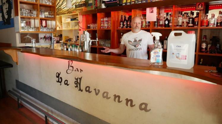 Selbst an der Bar darf kein Gast mehr Platz nehmen. La Havanna-Besitzer Ulf Blodow kritisiert die willkürlichen Auflagen für Bars und Kneipen.
