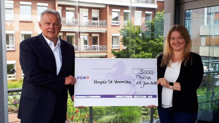 Ralf Wagemann übergab einen Scheck in Höhe von 5000 Euro an Hospizleiterin Anke Robbe.