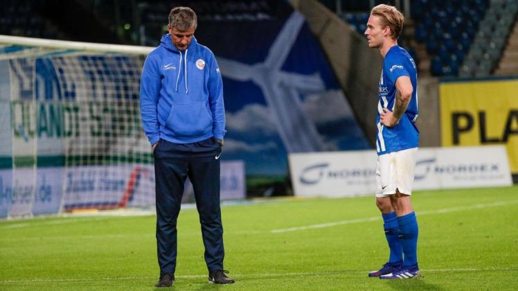 Nach dem zweiten Unentschieden in Serie sehen Jens Härtel (l.) und Nils Butzen ihre Felle davonschwimmen. Beide kennen knapp verpasste Aufstiege aus Magdeburger Zeiten. Nach dem zweiten Unentschieden in Serie sehen Jens Härtel (l.) und Nils Butzen ihre Felle davonschwimmen. Beide kennen knapp verpasste Aufstiege aus Magdeburger Zeiten.