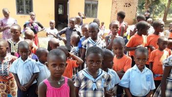 Die Kinder des BeLu-Kindergartens im ugandischen Dorf Kako.