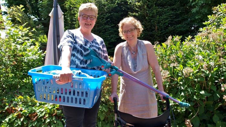 Wäscheaufhängen kann Sonja Mester-Störtländer (rechts) zur Zeit nicht, Dorfhelferin Annette Wellmeyer-Schulz ist der rettende Engel.