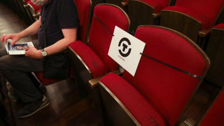 Corona-Realität am Theater: Der Großteil der Sitze im Theater am Domhof muss in den nächsten Wochen und Monaten frei bleiben.  Foto: Jörn Martens
