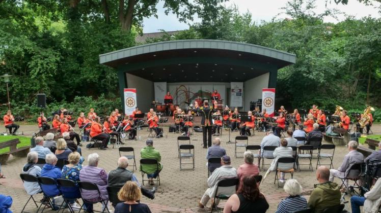 Trotz der Herausforderungen lieferte das Musikkorps Wittekind Wildeshausen einen gelungenen Auftakt für die Sommerkonzerte auf der Burgwiese.