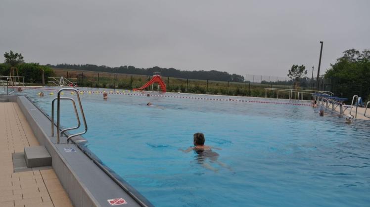Doppelt so viele Schwimmer pro Zeitschiene können ab dem 1. Juli im sanierten Freibad Ueffeln ihre Bahnen ziehen. Archivfoto: Eva Voß