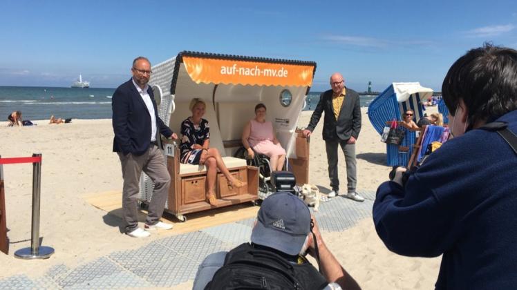 Ein behindertenfreundlicher Strandkorb wird von Verbandspräsidentin Birgit Hesse und Rollstuhlfahrerin Silvie Tauber ausprobiert
