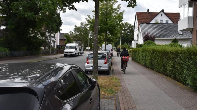 Radfahrern steht es auf der Brauenkamper Straße in Delmenhorst jetzt frei, ob sie Radweg oder Fahrbahn nutzen.
