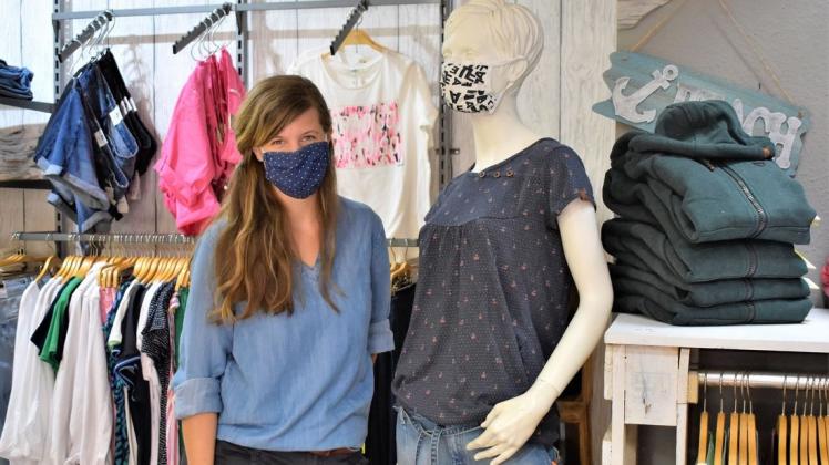 In der Jeansscheune, hier mit Annika Wardenburg, tragen neben dem Personal und den Kunden auch die Schaufensterpuppen eine Maske.