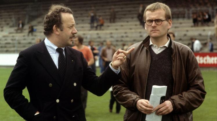 Von 1979 bis 1986 arbeitete Helmut Kalthoff (rechts, mit Präsident Hartwig Piepenbrock) als Manager für den VfL Osnabrück. Foto: imago images/Fritz Rust