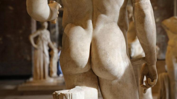 Im Pariser Louvre stehen mehrere Figuren mit Chancen auf den Titel "Bester Museumshintern".
