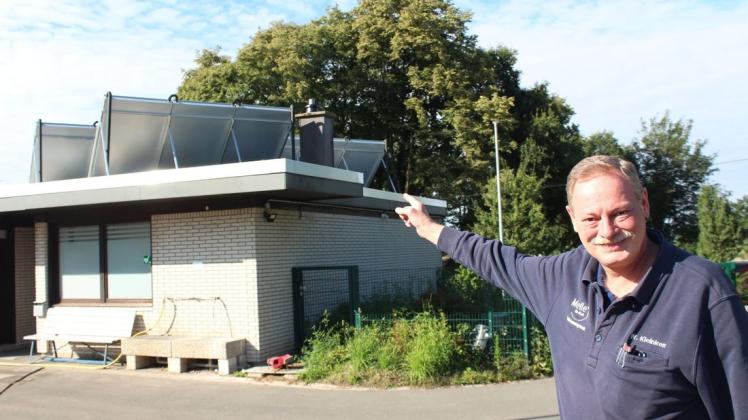 Präsentiert die neue Solaranlage, die auf dem Dach des Umkleidegebäudes installiert wurde: Wolfgang Kleinken vom Gebäudemanagement.