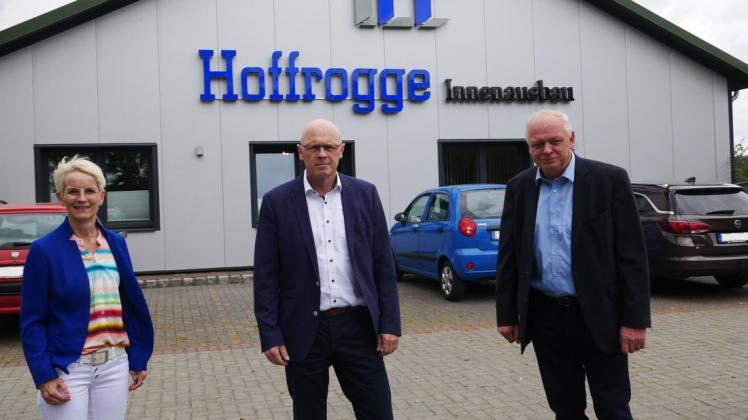 Geschäftsführer Thomas Hoffrogge (Mitte) informierte Samtgemeindebürgermeisterin Maria Lindemann und Bürgermeister Karlheinz Schöttmer (rechts) über die Entwicklung des Unternehmens Innenausbau Hoffrogge und stellte die neue Betriebshalle vor.