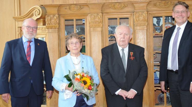 Als höchste Anerkennung für zivilgesellschaftliches Engagement bezeichnete Heiner Butke, stellvertretender Bürgermeister der Stadt Papenburg, das Bundesverdienstkreuz. Sein Dank galt auch Hedwig Segna,der Ehefrau von Robert Segna, der die hohe Auszeichnung erhielt. Die Laudatio hielt Landrat Marc-André Burgdorf (v. l.).