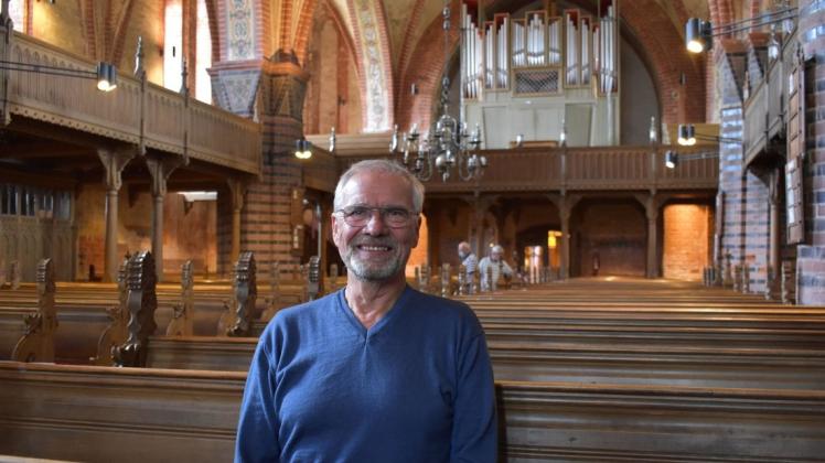 In den kommenden Monaten wird der Innenraum der Plauer Stadtkirche saniert. Harald Kleinert vom Förderverein hofft, dass das Gotteshaus Weihnachten im neuen Glanz erstrahlt.