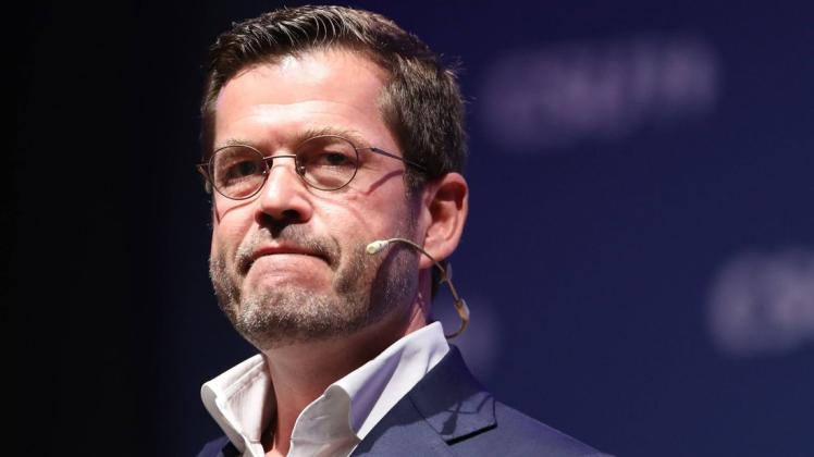 Karl-Theodor zu Guttenberg soll bei seiner ersten Promotion geschummelt haben. Karl-Theodor zu Guttenberg soll bei seiner ersten Promotion geschummelt haben.