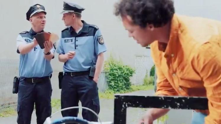In dem Satire-Video von "funk" diskutieren zwei deutsche Polizisten, ob ein junger Mann wirklich Ausländer sei. Es fallen Aussagen wie: "Zu hell für einen Ausländer".