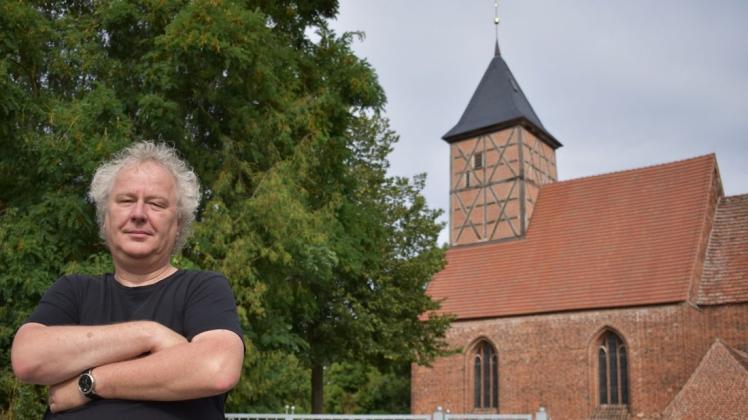 Das Dorf Woosten samt Kirche liegen auf einer Erhöhung. Pastor Christian Banek lebt seit über 20 Jahren in dem beschaulichen Ort bei Goldberg.
