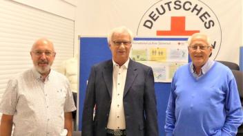 DRK-Trio: Vorsitzender Josef Hoffschröer (Mitte) mit seinen Stellvertretern Ulrich Billenkamp (links)und Günter Harmeyer.