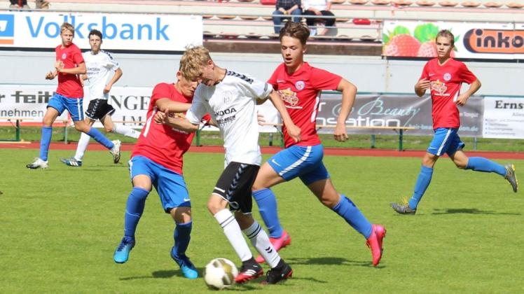 Duell zweier U17-Mannschaften: Der JFV Delmenhorst (weiße Trikots) trennte sich vom JFV Verden/Brunsbrock 1:1.