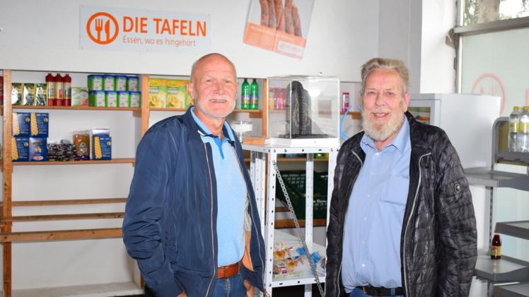 Über neue ehrenamtliche Mitarbeiter, die bei der Tafel Haselünne helfen, würden sich Hermann Stegemeyer (l.) und Gerd Schoon freuen.