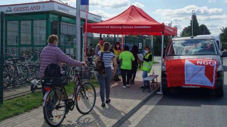 Direkt vor dem Zaun des Putenschlachters Geestland hatten sich die Gewerkschaftsfunktionäre aufgebaut. Direkt vor dem Zaun des Putenschlachters Geestland hatten sich die Gewerkschaftsfunktionäre aufgebaut.