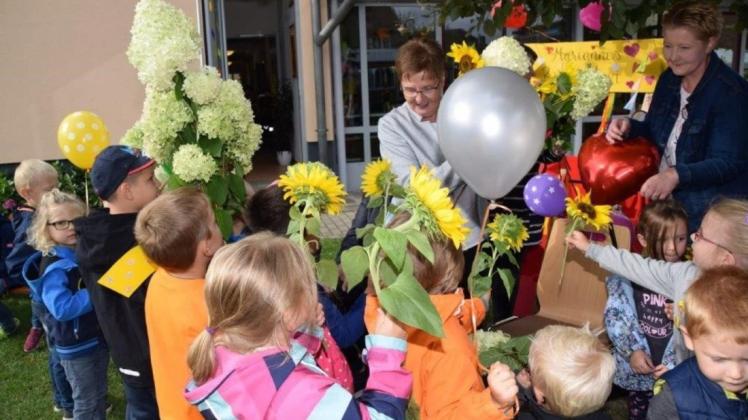 Für jedes Arbeitsjahr ihrer Erzieherin ließen die Kinder einen Luftballon in den Himmel steigen - die Blumen durfte Marianne Schnerre behalten.