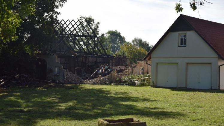 Am Morgen nach dem Brand: Ein Bagger hat die Brandruine abgerissen. Am Morgen nach dem Brand: Ein Bagger hat die Brandruine abgerissen.