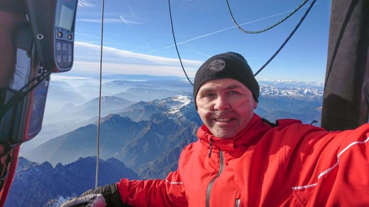 Bei der  Alpenüberquerung im Ballon in rund 5000 Meter Höhe ist die Luft so dünn, dass Rainer Herkenhoff ein Sauerstoffgerät anlegt. Der Routinier erklärt, warum ein Heißluftballon überall landen darf.