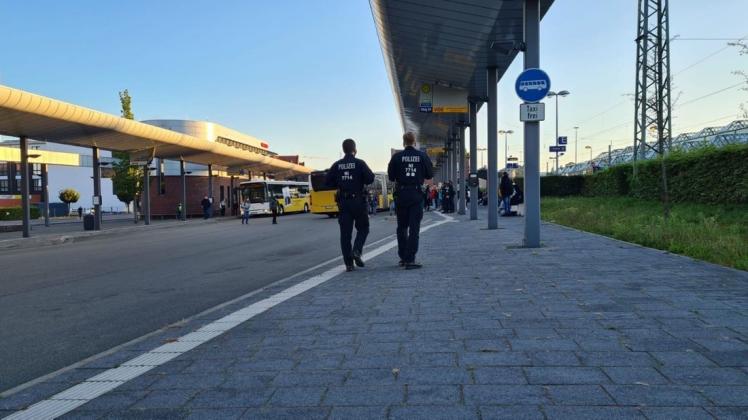 Die Polizei kontrolliert die Maskenpflicht an Bahnhöfen und Bushaltestellen – hier in Lingen.