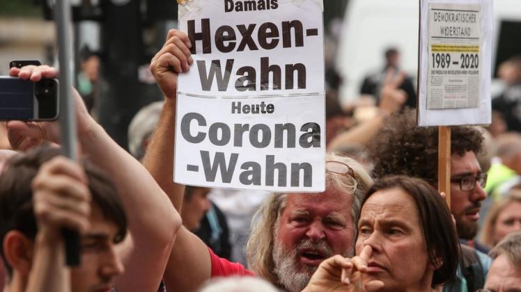 Wer sind sie, die Anhänger von Verschwörungstheorien in der Corona-Krise? Das hat ein Team der Universität Osnabrück untersucht.