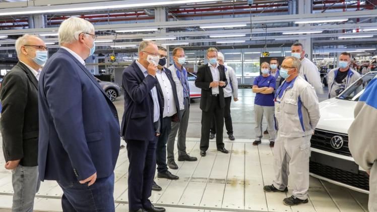 Im Gespräch mit VW-Mitarbeitern in Osnabrück: Ministerpräsident Stephan Weil hat das das Werk besucht.